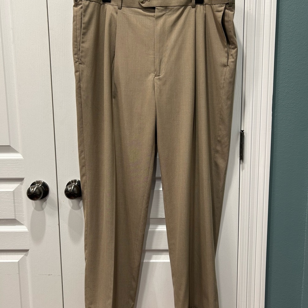 Roundtree & Yorke Men's Tan Pleated Front Size 40x30 Dress Pants